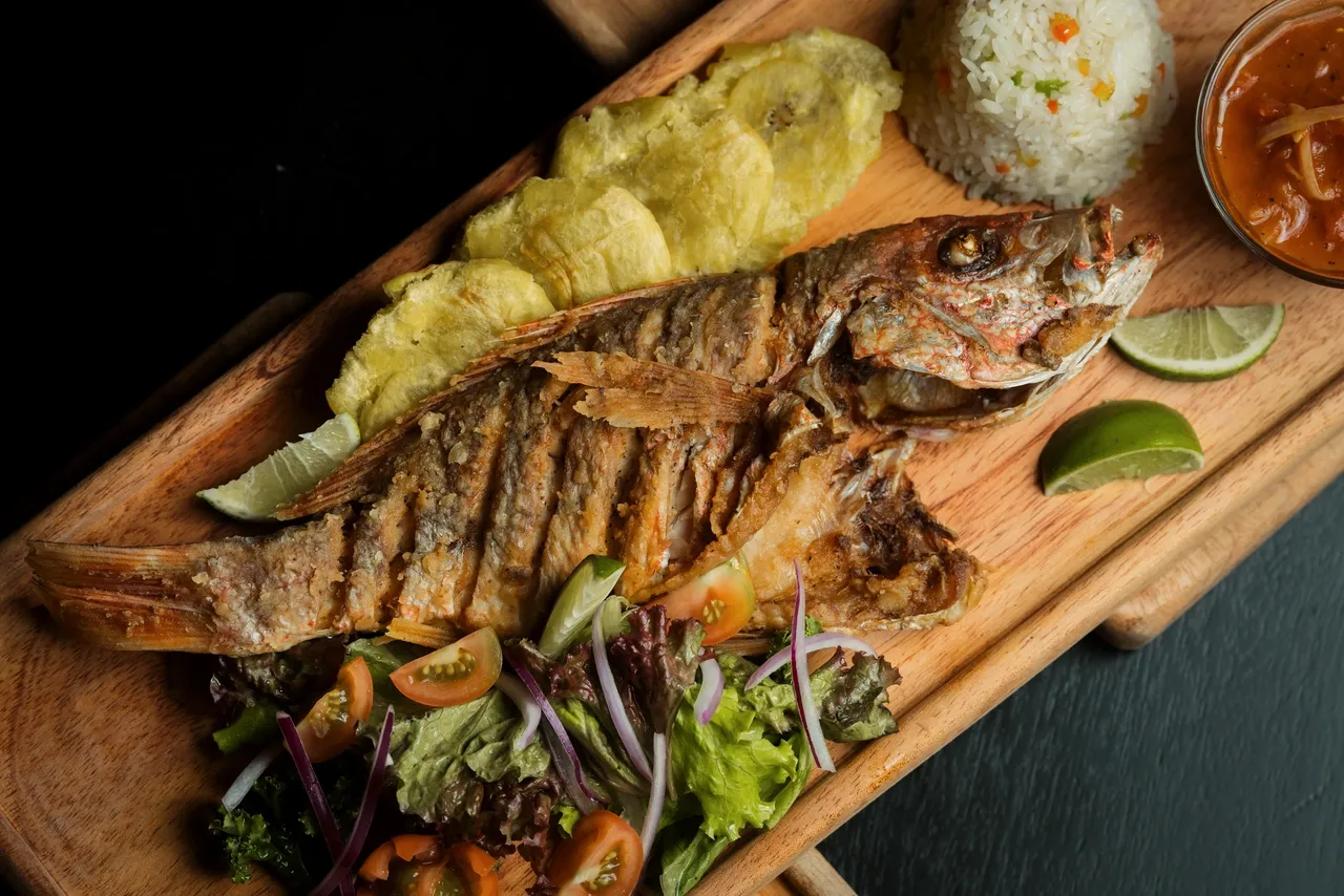 Dining 6 a fish and rice on a wooden tray